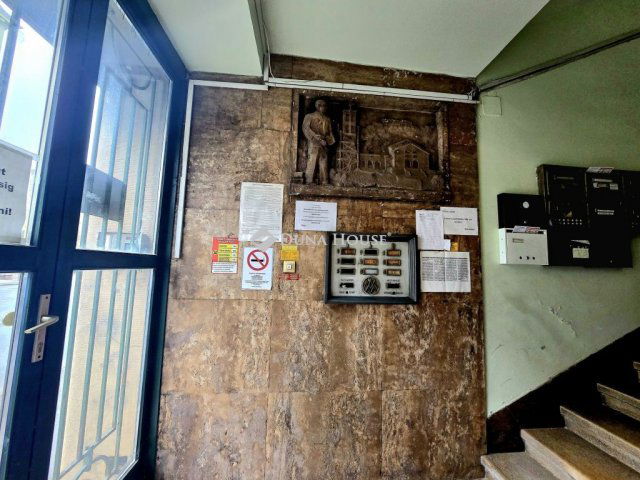 Eladó téglalakás, Pécsett, Rákóczi úton 24.99 M Ft, 1 szobás