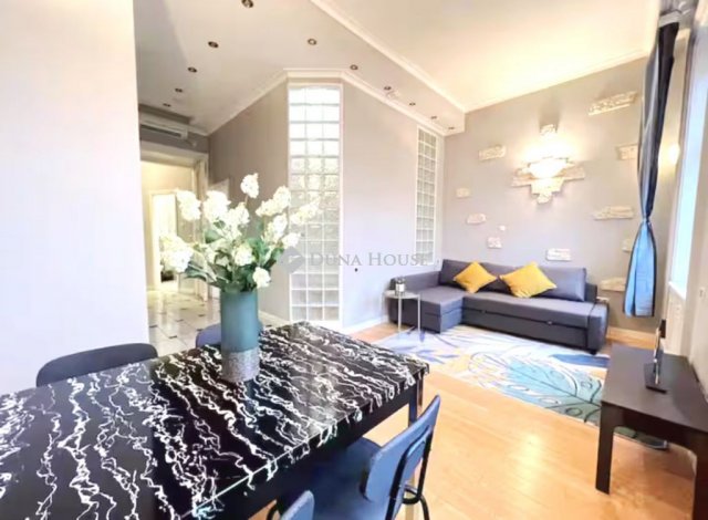 Eladó téglalakás, Budapesten, VI. kerületben, Teréz körúton