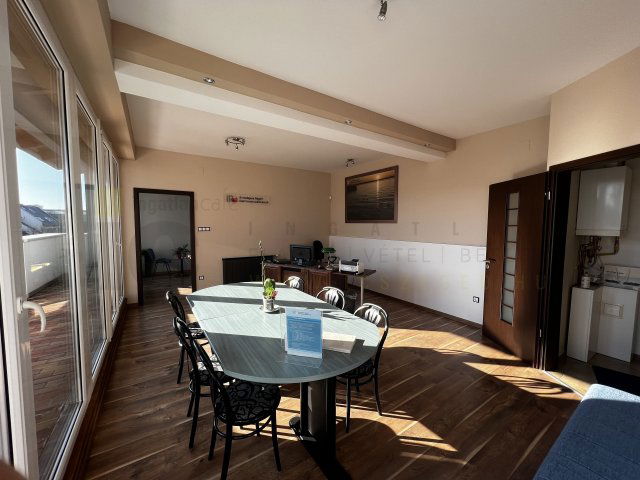 Kiadó iroda, Szegeden, Szentháromság utcában 210 E Ft / hó