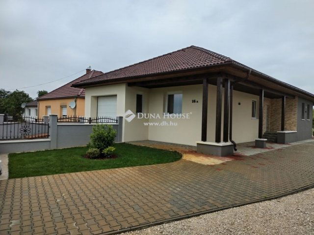 Eladó családi ház, Péren 119 M Ft, 3 szobás