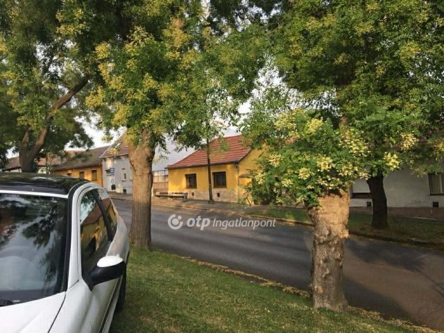 Eladó téglalakás, Pécsett 25 M Ft, 1 szobás