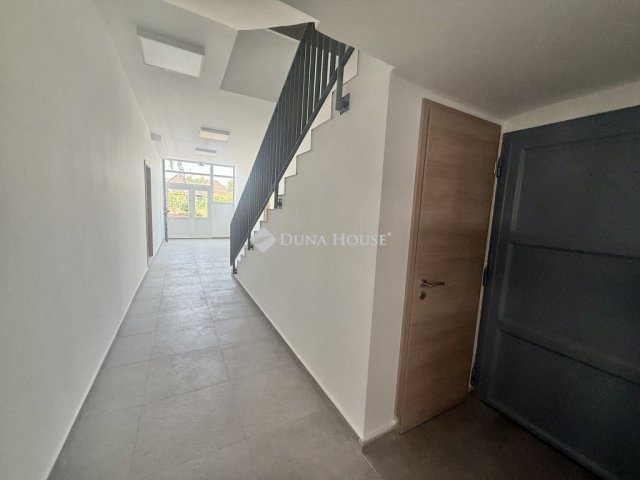 Kiadó ipari ingatlan, Pécsett 1590 E Ft / hó