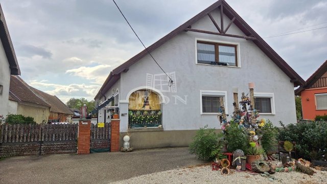 Eladó családi ház, Szakonyon 70.673 M Ft, 4 szobás