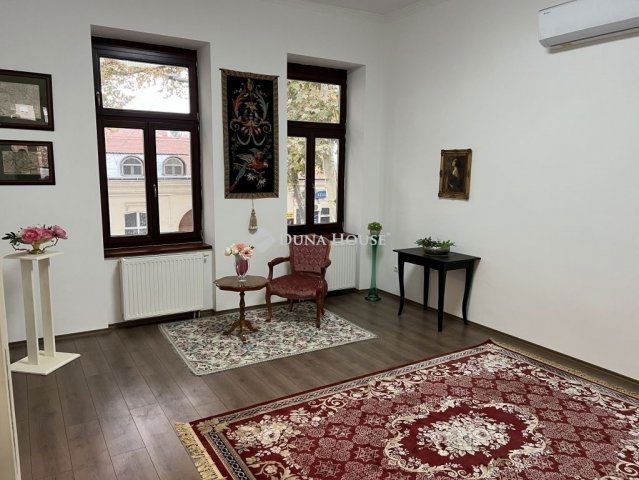 Eladó téglalakás, Pécsett 88.8 M Ft, 3 szobás