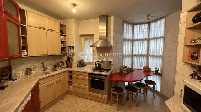 Eladó családi ház, Budapesten, II. kerületben 240 M Ft, 9 szobás