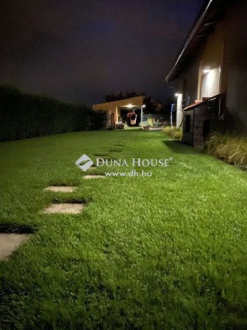 Eladó családi ház, Budakalászon 290 M Ft, 6+2 szobás