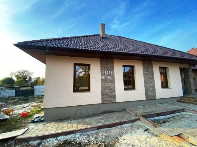 Eladó ikerház, Tápiószecsőn 68.5 M Ft, 3 szobás