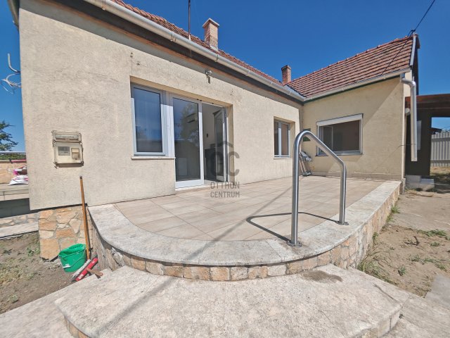 Eladó családi ház, Esztergomban 66 M Ft, 3 szobás