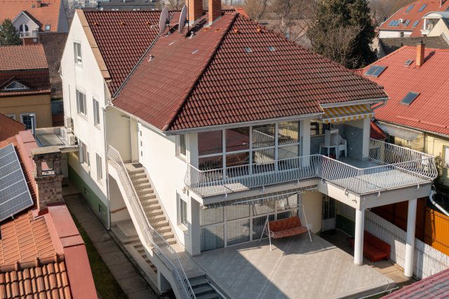 Eladó családi ház, Debrecenben 450 M Ft, 7+4 szobás