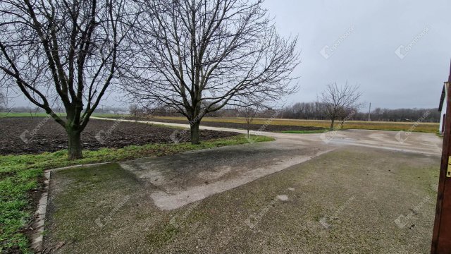 Kiadó ipari ingatlan, Komáromban 300 E Ft / hó