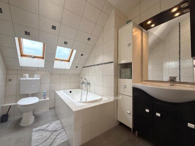 Eladó téglalakás, Pilisvörösváron 67.5 M Ft, 2 szobás