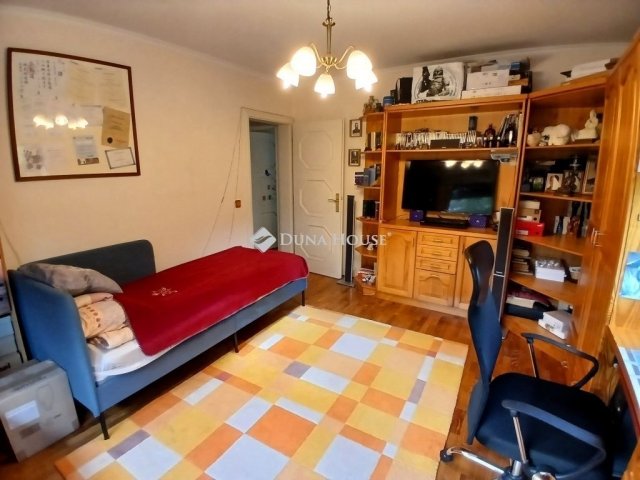 Eladó családi ház, Esztergomban 217.385 M Ft, 8 szobás