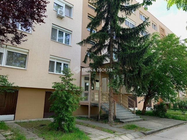 Eladó panellakás, Kecskeméten 48.9 M Ft, 3 szobás