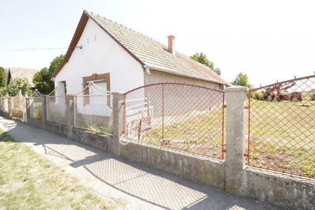 Eladó családi ház, Lóréven 34.9 M Ft, 3 szobás