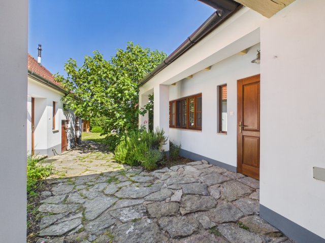 Eladó családi ház, Tatán 160 M Ft, 6 szobás