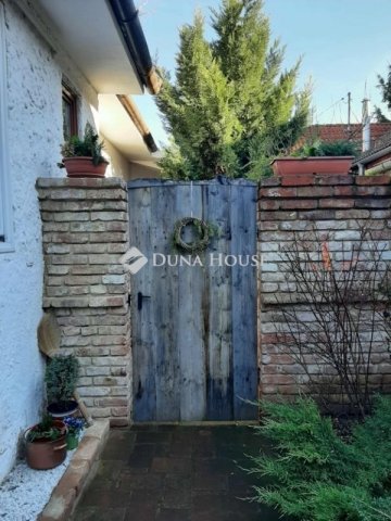 Eladó családi ház, Pécsett 94.99 M Ft, 4 szobás