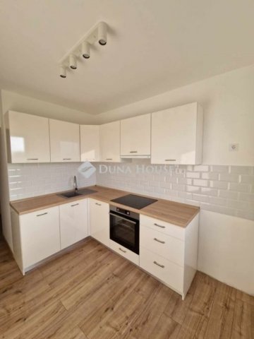 Eladó panellakás, Pécsett 57.9 M Ft, 2 szobás