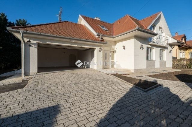 Eladó családi ház, Budaörsön 420 M Ft, 10 szobás