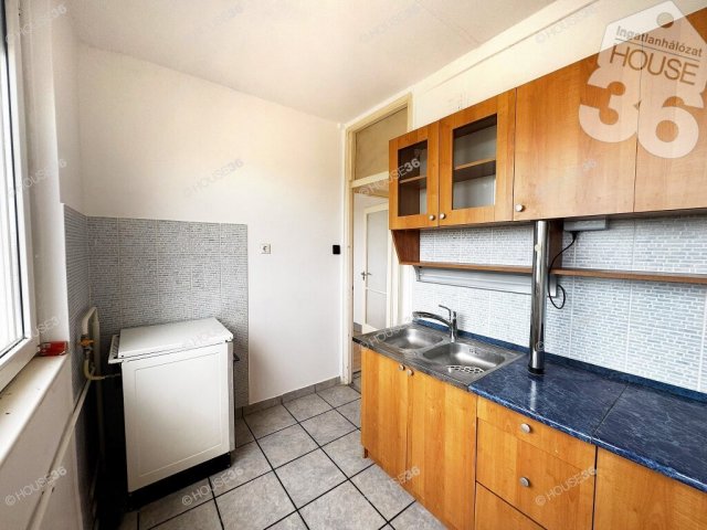 Eladó panellakás, Kecskeméten 49.99 M Ft, 3 szobás
