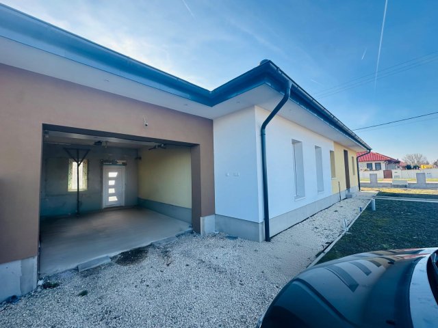 Eladó ikerház, Szentkirályon 103 M Ft, 4 szobás