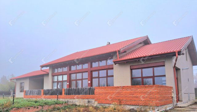 Eladó családi ház, Komáromban 135 M Ft, 7 szobás