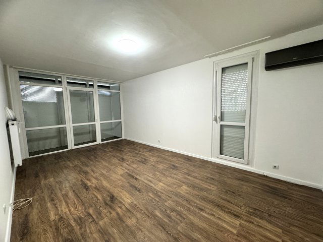 Eladó panellakás, Pécsett, József Attila utcában 59.9 M Ft