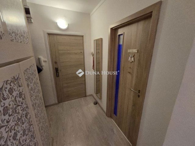 Eladó panellakás, Veszprémben 63.9 M Ft, 3 szobás