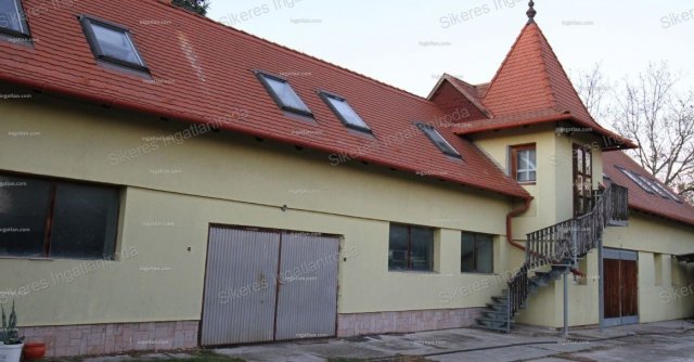 Eladó családi ház, Tatán 108 M Ft, 2 szobás