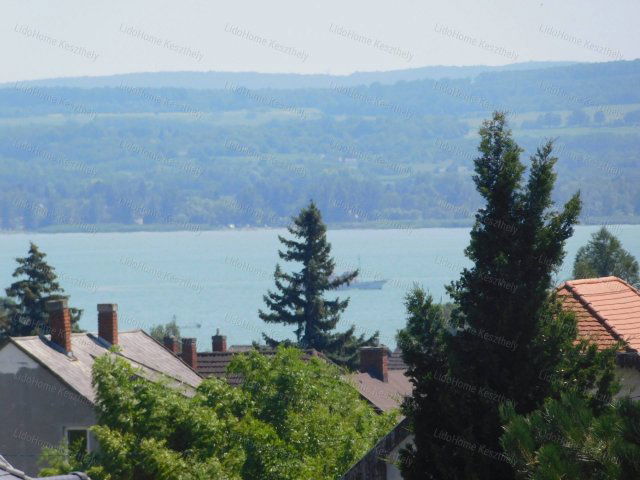 Eladó családi ház, Vonyarcvashegyen 88 M Ft, 9+2 szobás