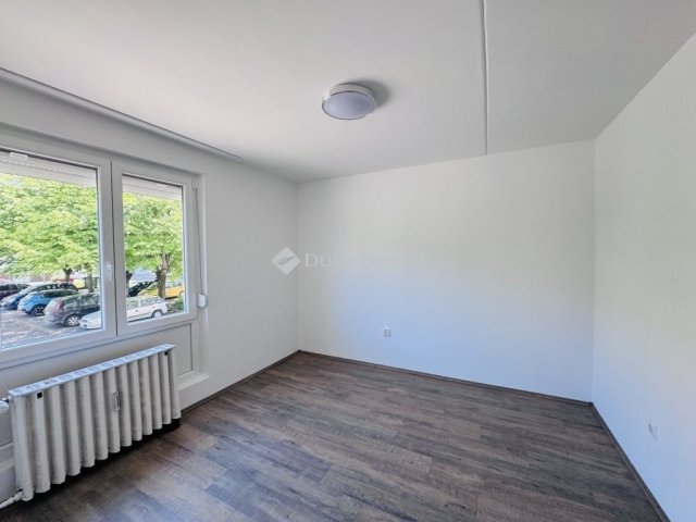Eladó panellakás, Pécsett 52.5 M Ft, 2 szobás