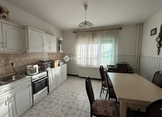 Eladó családi ház, Kókán 79.8 M Ft, 5 szobás
