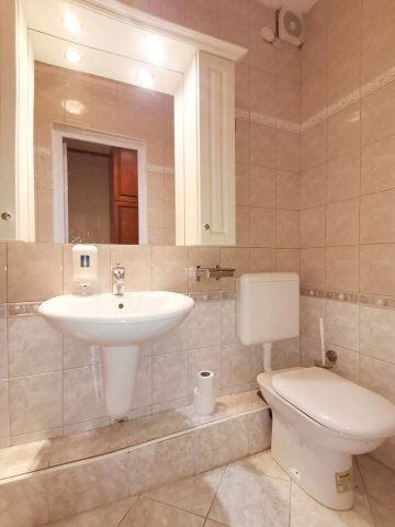 Eladó családi ház, Gyulán 260 M Ft, 9 szobás