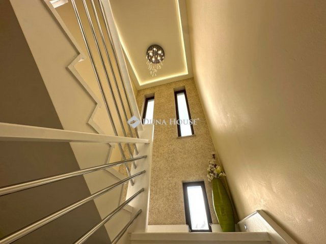Eladó családi ház, Szentendrén 395.9 M Ft, 6 szobás