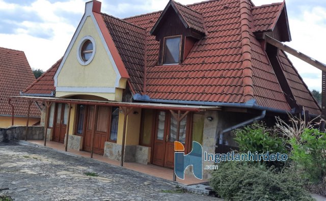 Eladó családi ház, Hévízen 242 M Ft, 8+2 szobás