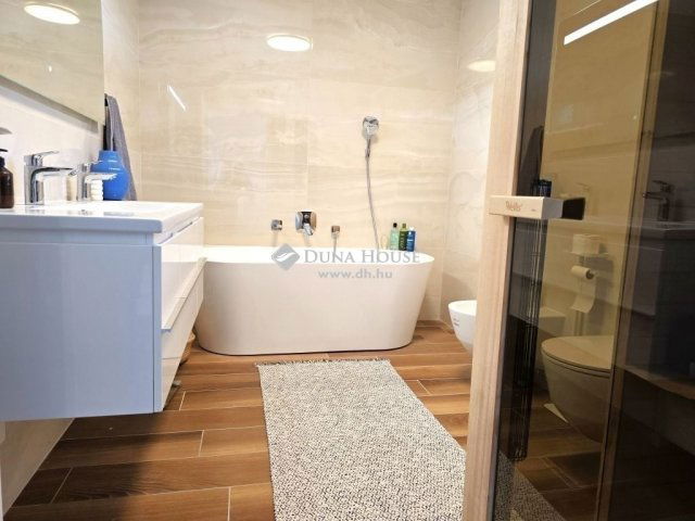 Eladó téglalakás, Pécsett 189.9 M Ft, 4 szobás