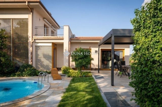 Eladó családi ház, Pécsett 460 M Ft, 8 szobás