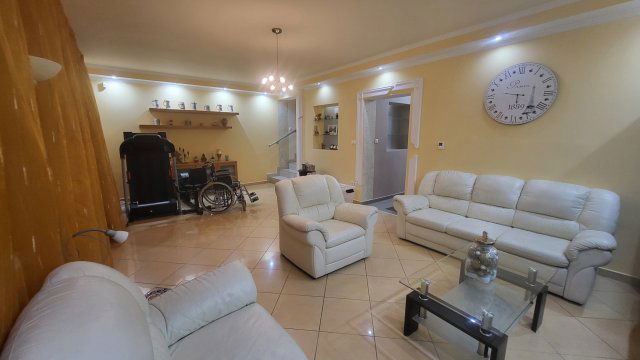 Eladó családi ház, Egerben 159 M Ft, 5 szobás