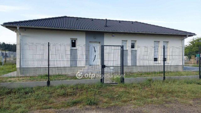 Eladó családi ház, Kecskeméten 67.5 M Ft, 2+2 szobás
