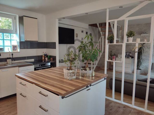 Eladó családi ház, Tatán 120 M Ft, 6 szobás