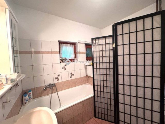 Eladó családi ház, Pécsett 125 M Ft, 4 szobás