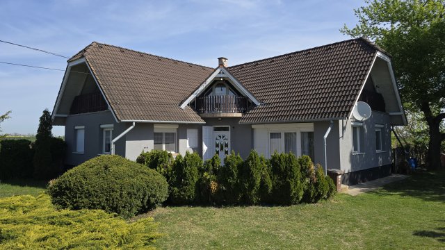 Eladó családi ház, Nagykarácsonyon 79 M Ft, 4 szobás
