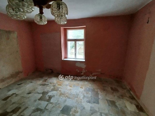 Eladó családi ház, Pécsett 18.99 M Ft, 1 szobás