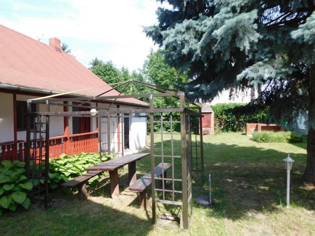 Eladó családi ház, Zalakaroson 85 M Ft, 12 szobás