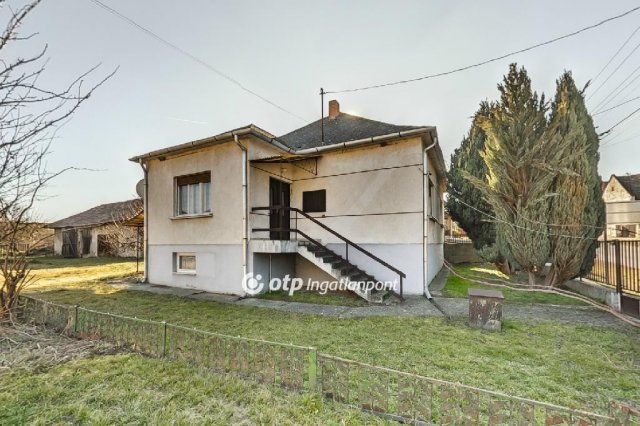 Eladó családi ház, Szomoron 65 M Ft, 3 szobás