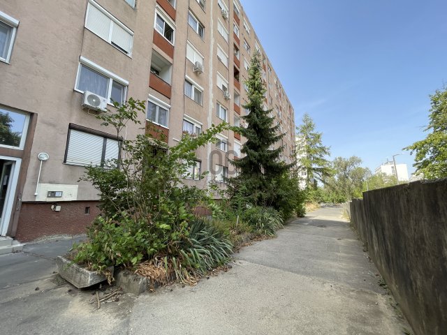 Eladó panellakás, Veszprémben 42.35 M Ft, 2 szobás