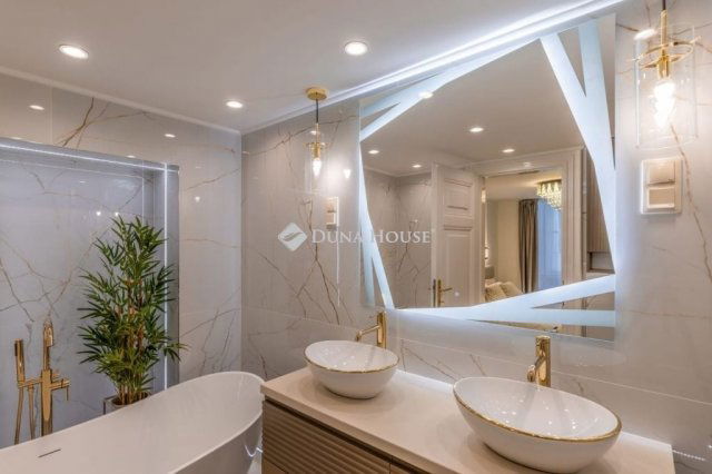 Eladó téglalakás, Budapesten, V. kerületben 159.9 M Ft, 3 szobás