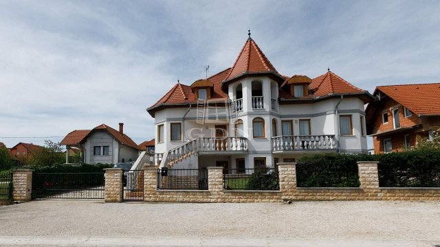 Eladó családi ház, Hévízen 269.709 M Ft, 9 szobás