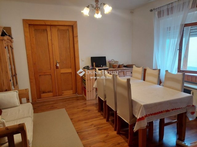 Eladó téglalakás, Pécsett 59.9 M Ft, 4 szobás