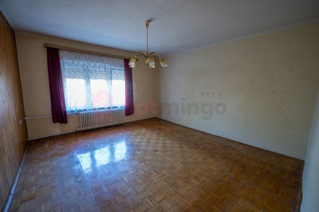 Eladó családi ház, Pécsett, Komlói úton 42 M Ft, 3 szobás