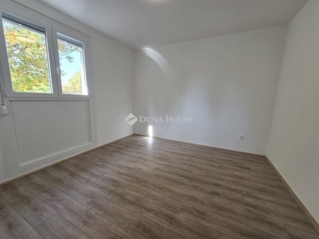 Eladó panellakás, Pécsett 49.9 M Ft, 3 szobás